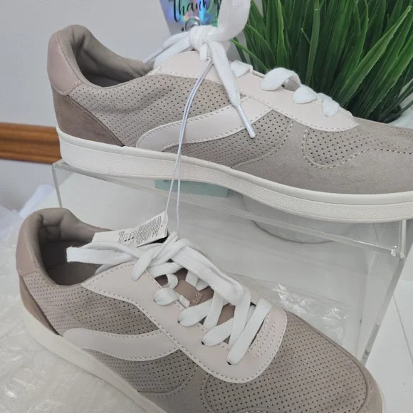 NWT Old Navy Women’s Sneakers Size 10 Neutral Beige Casual Shoes - Picture 3 of 9